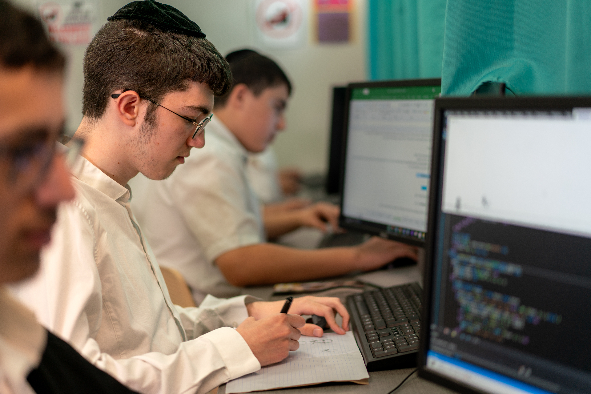 תלמידים בחדר המחשבים