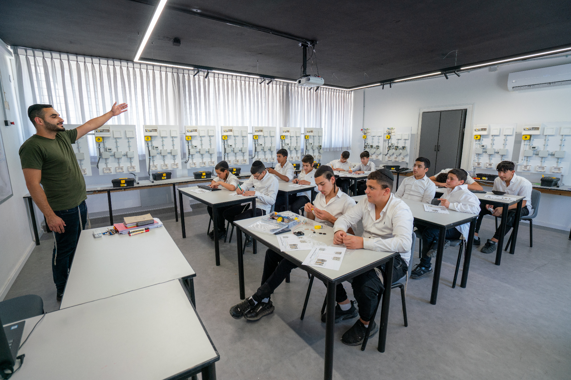 כיתת מגמת חשמל בשיעור