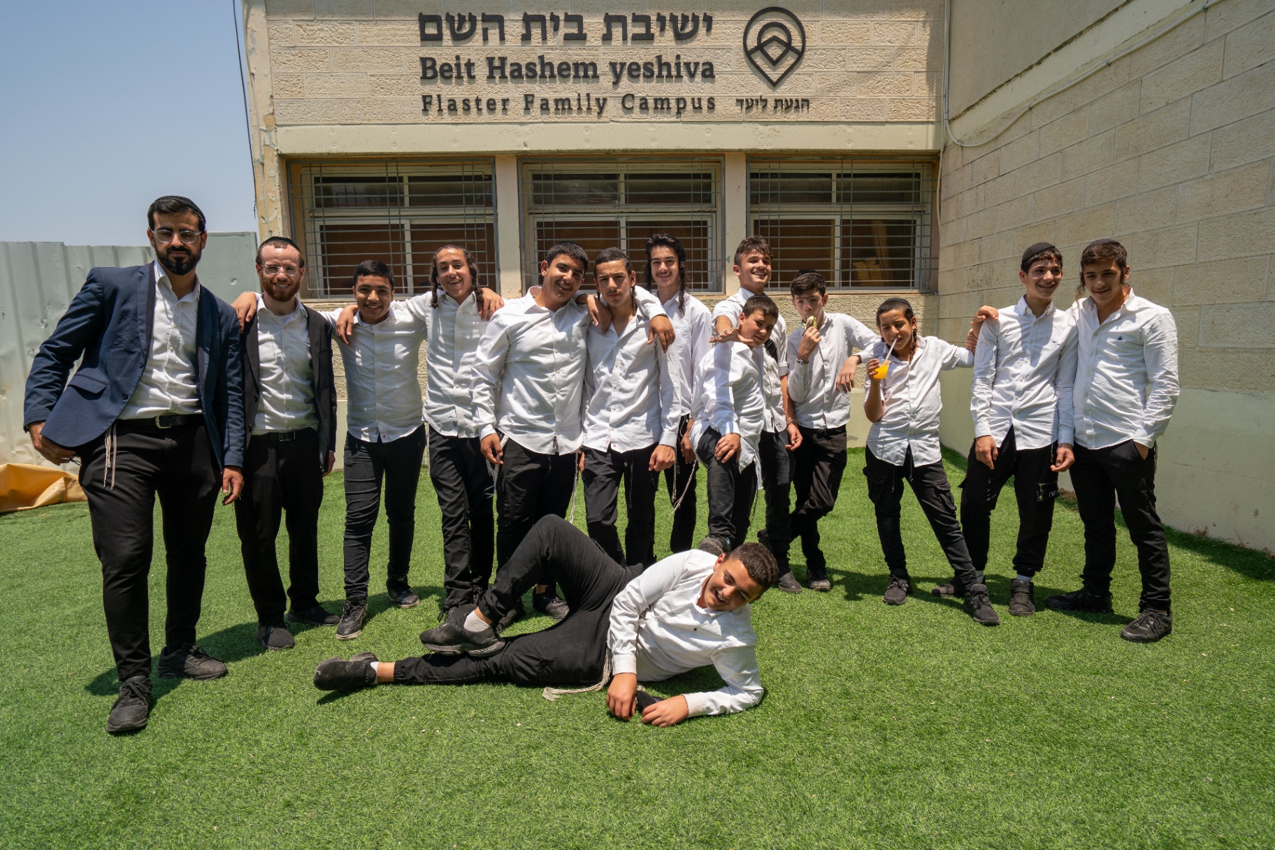 תלמידי הישיבה בחצר הקמפוס