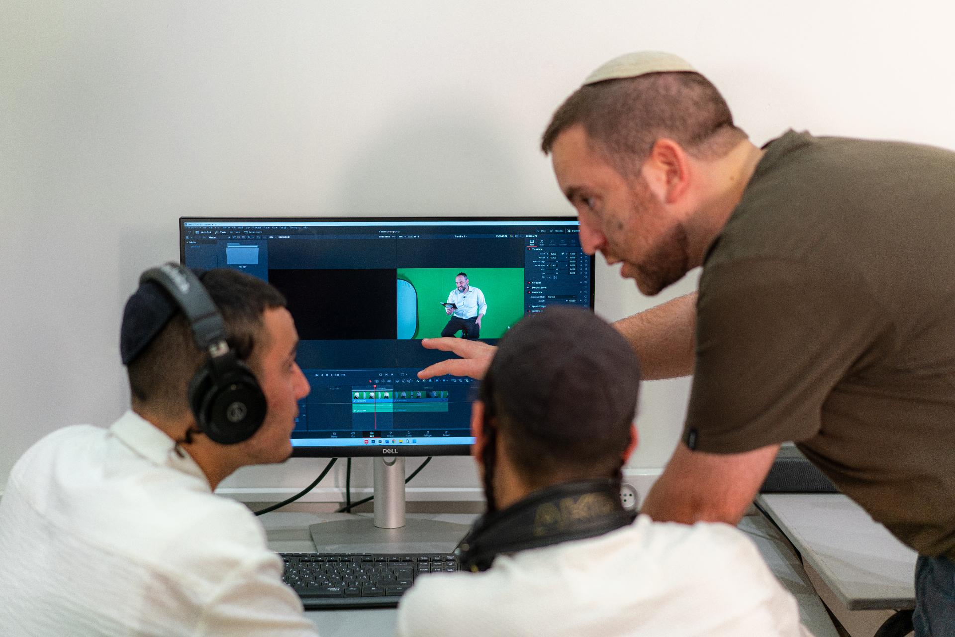 תלמידים עורכים וידאו במגמת מדיה