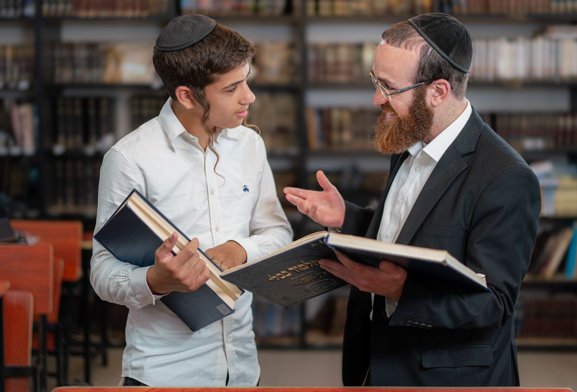 תלמיד ורב עם ספרים בספרייה