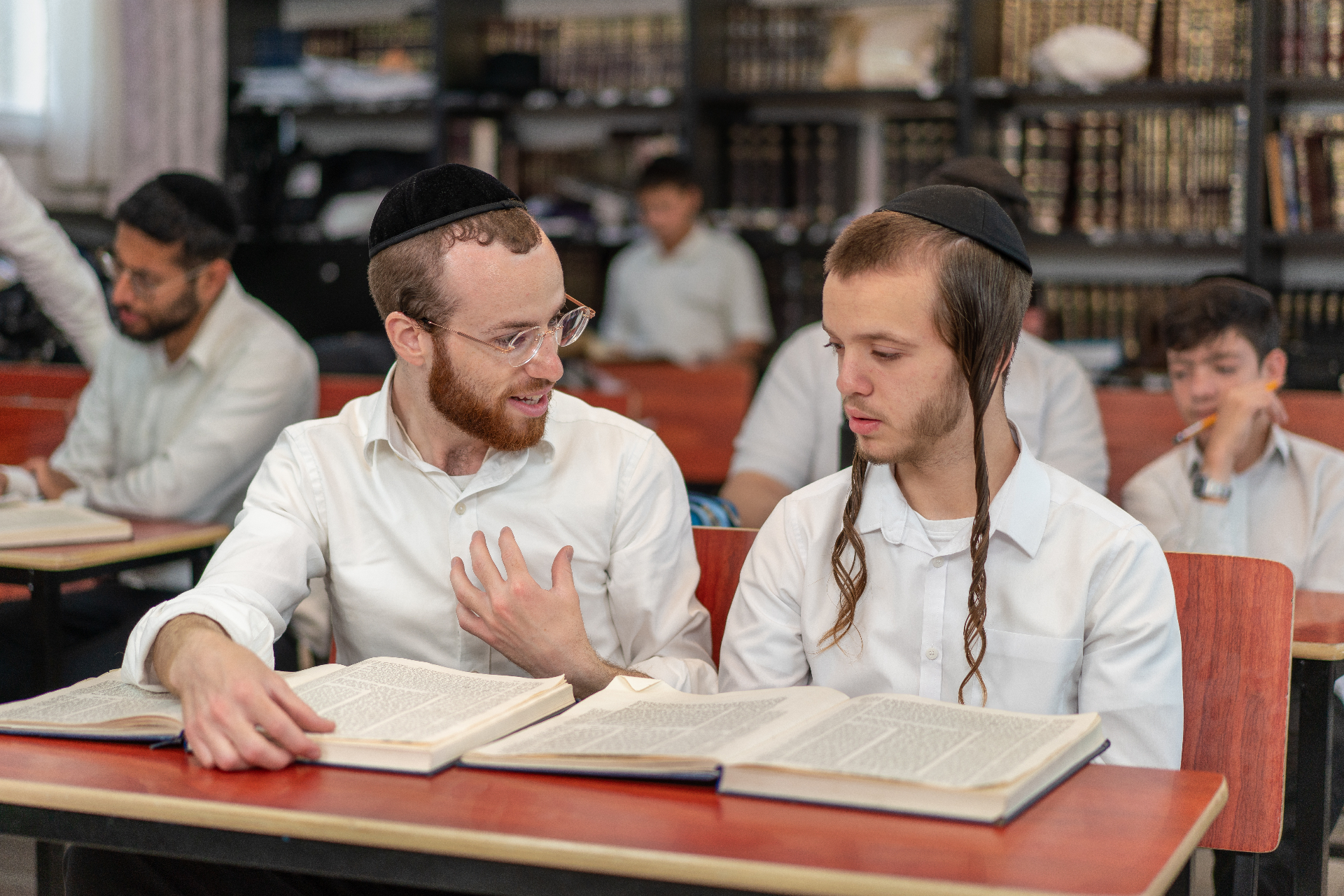 שיח בין תלמידים בבית המדרש